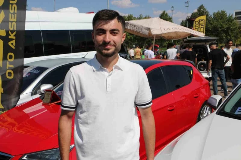 Bitlis'in Tatvan ilçesinden festivale katılan Sait Güzeluçar da 7 araçla etkinlikte yer aldıklarını söyledi.