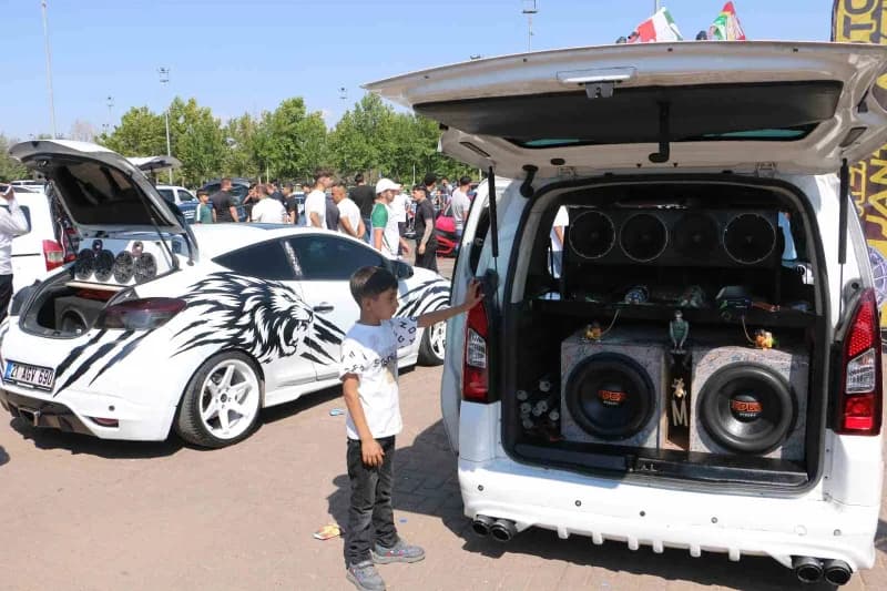 Modifiye otomobil tutkunlarını buluşturan "Tuning Fest Diyarbakır 2026", ikinci kez kapılarını ziyaretçilere açtı.