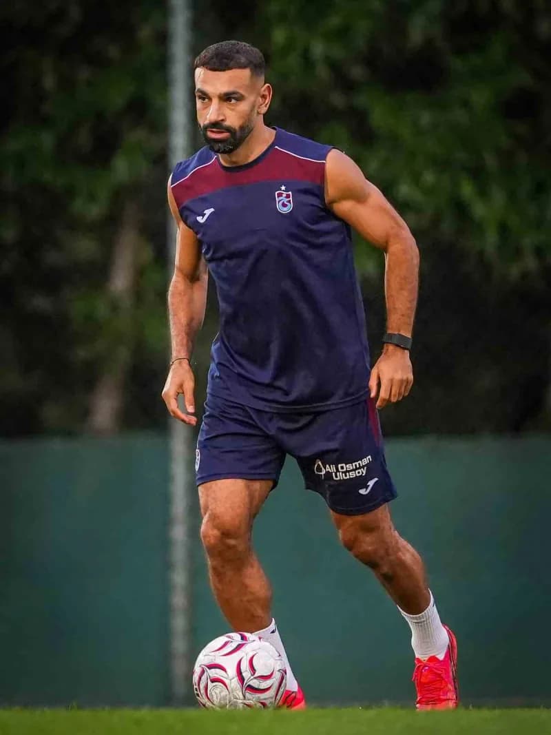 Mohamed Salah, Trabzonspor formasıyla Süper Lig maçında gol sevinci yaşıyor