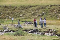 Mohamed Salah’ın Trabzon yaylasında oturduğu taş ve çevresinde ziyaretçiler fotoğraf çekiyor