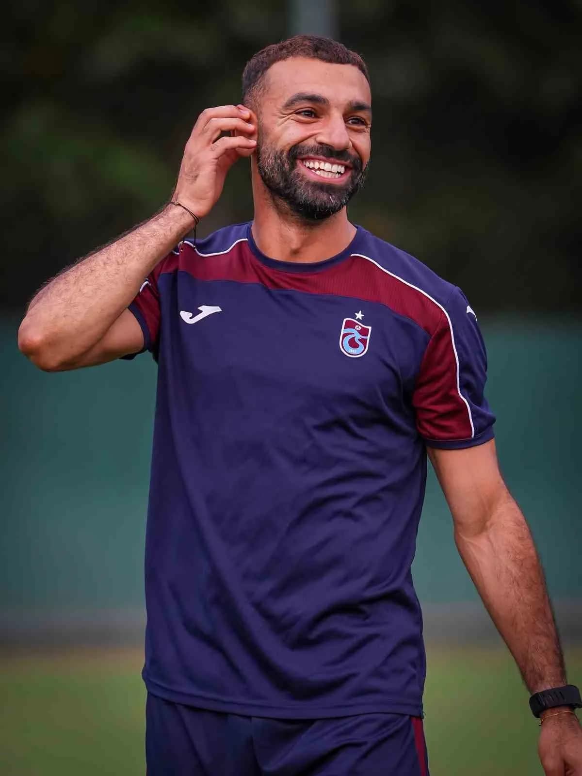 Mohamed Salah, Trabzonspor formasıyla Süper Lig maçında top sürerken