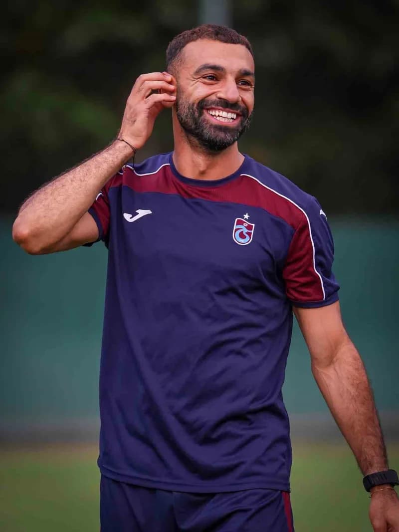 Mohamed Salah, Trabzonspor formasıyla Süper Lig maçında top sürerken