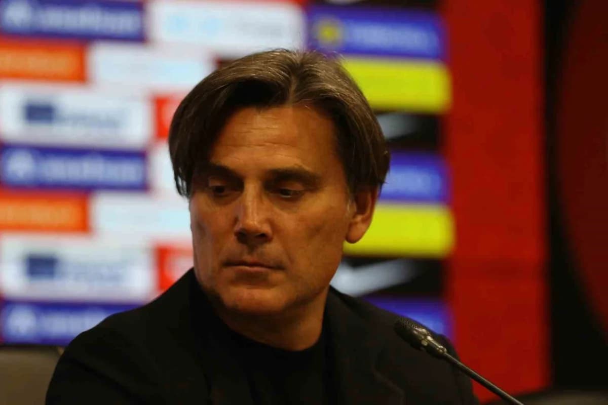 Vincenzo Montella basın toplantısında Kocaeli Stadyumu’nda açıklama yaparken