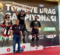 Kepez Yeni Drag Pisti’nde Türkiye Motodrag Şampiyonası 3. ayak yarışlarında motosikletler yüksek hızla pistte ilerliyor