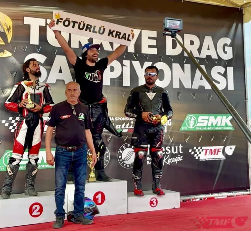 Kepez Yeni Drag Pisti’nde Türkiye Motodrag Şampiyonası 3. ayak yarışlarında motosikletler yüksek hızla pistte ilerliyor