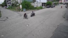 Hatay Payas'ta motosiklet kazası sonrası genç sürücünün yaşlı adama tepki gösterdiği an