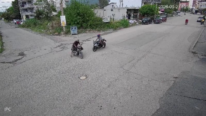 Hatay Payas'ta motosiklet kazası sonrası genç sürücünün yaşlı adama tepki gösterdiği an
