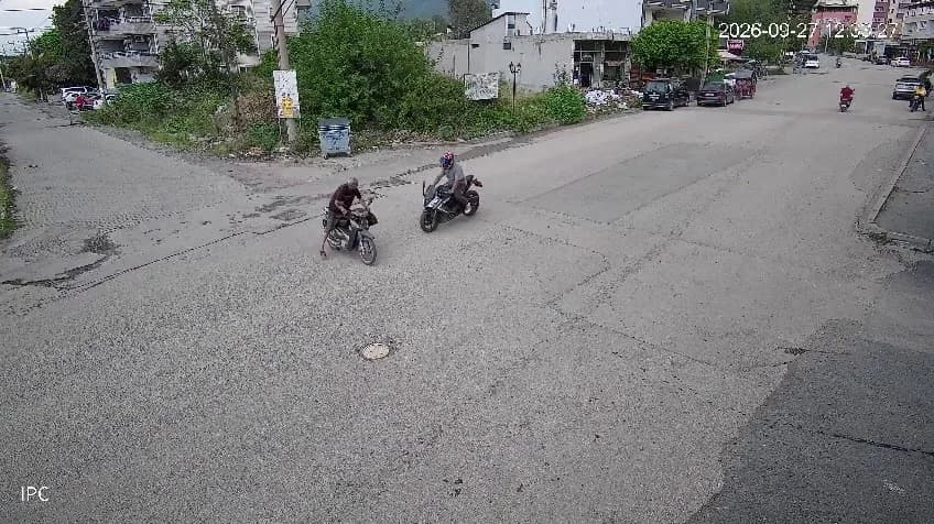 Hatay Payas'ta motosiklet kazası sonrası genç sürücünün yaşlı adama tepki gösterdiği an