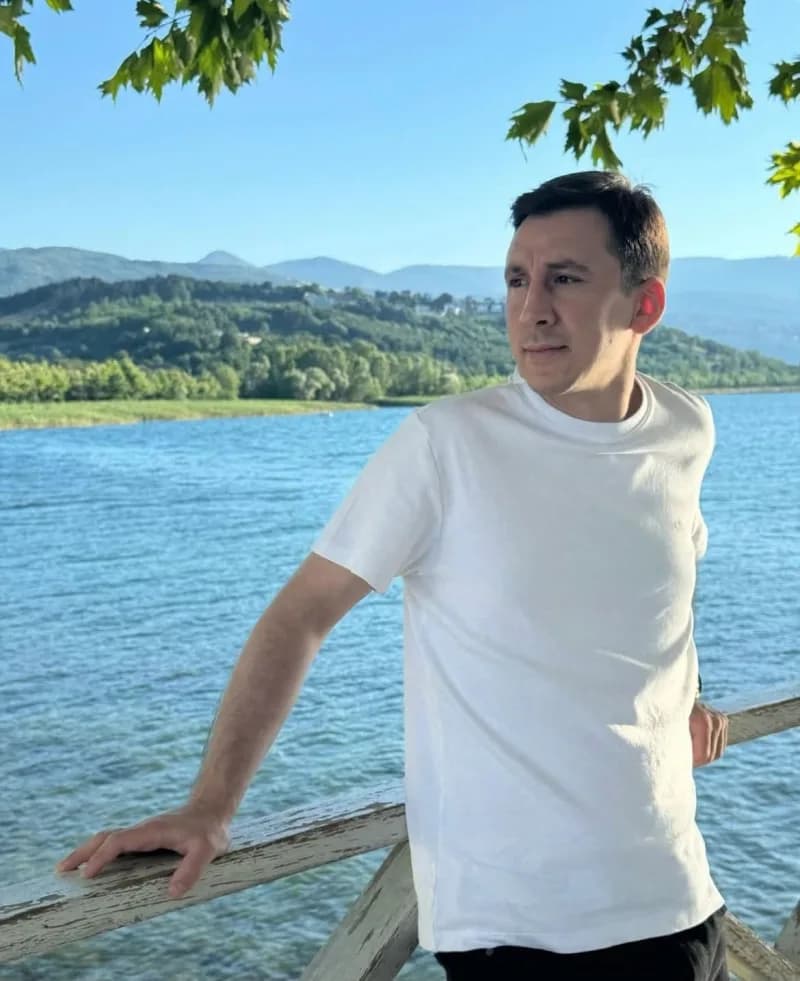 Kocaeli'de motosikletin bariyere çarpması sonucu meydana gelen kazada ağır yaralanan 34 yaşındaki Bulut Bilgin tedavi gö