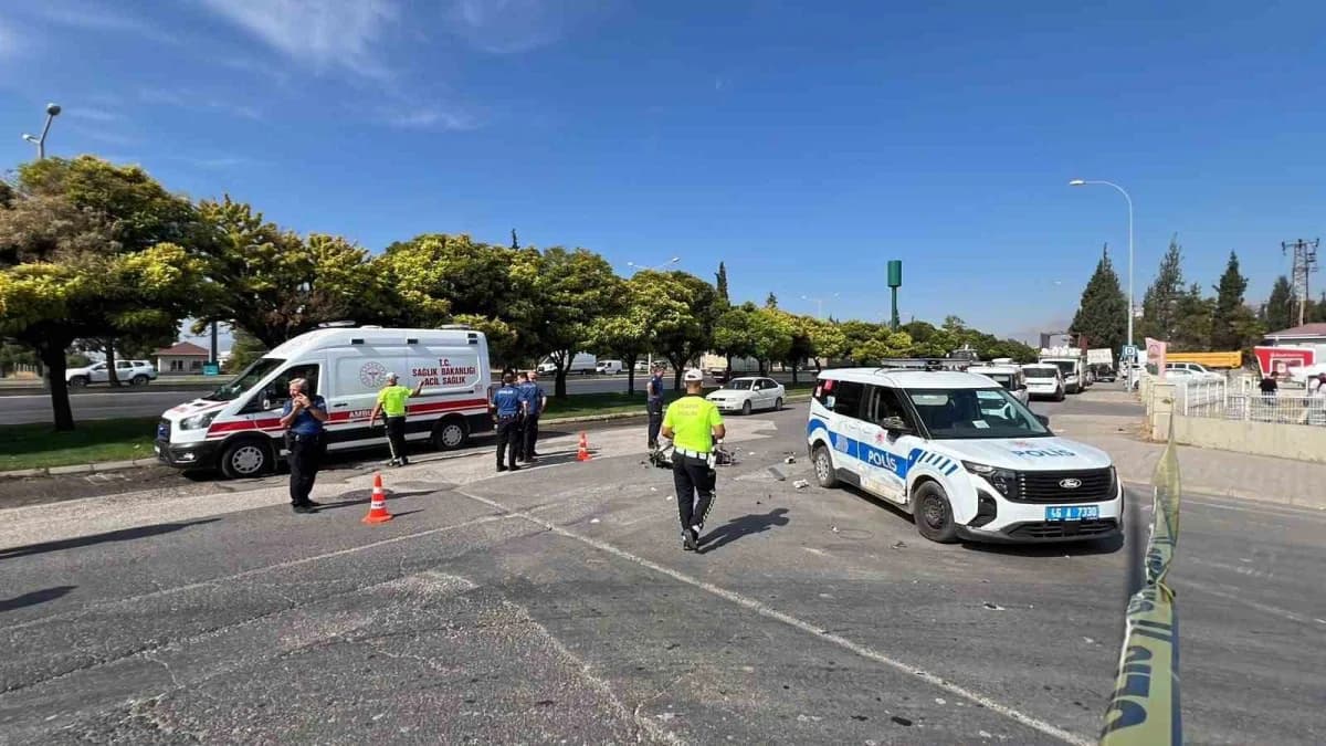 Kahramanmaraş'ta motosikletin polis otosuna çarpması sonucu meydana gelen trafik kazasında motosikletteki iki kişi yaral