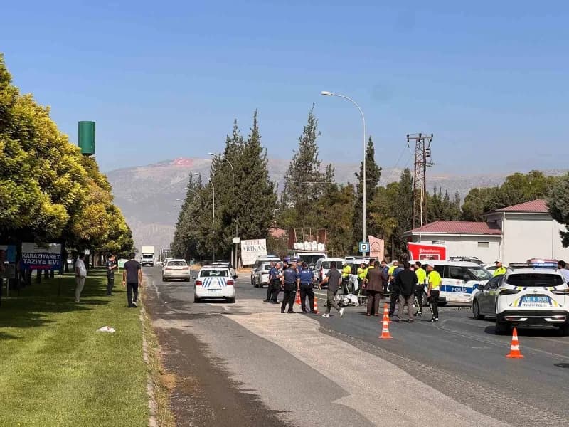 Kahramanmaraş'ta motosikletin polis otosuna çarpması sonucu meydana gelen trafik kazasında motosikletteki iki kişi yaral