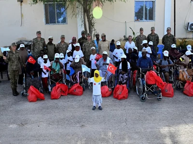 Milli Savunma Bakanlığı Somali Türk Görev Kuvveti Komutanlığı ihtiyaç sahibi gazi ve ailelerine yardım dağıtımı yapıyor