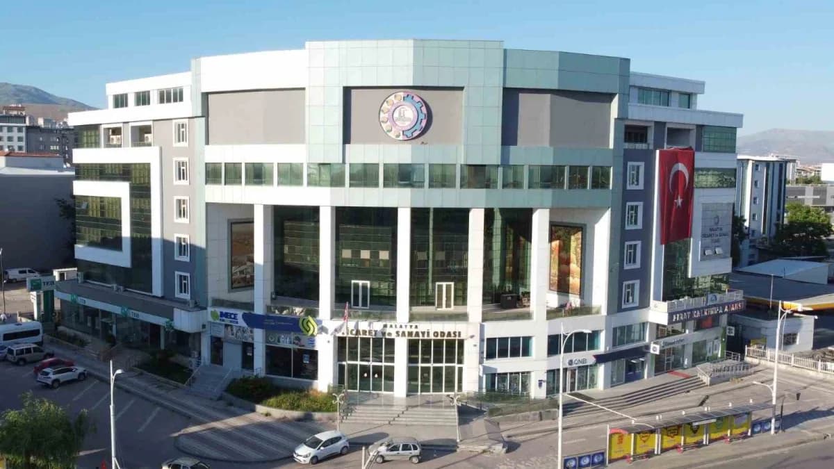 Malatya Ticaret ve Sanayi Odası binası önünde seçimlerle ilgili açıklama yapılıyor