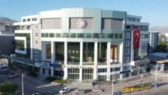 Malatya Ticaret ve Sanayi Odası binası önünde seçimlerle ilgili açıklama yapılıyor