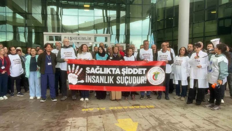 Bursa Tabip Odası’nın çağrısıyla Sağlık meslek örgütleri, Mudanya Devlet Hastanesi’nde görev yapan bir Sağlık çalışanını