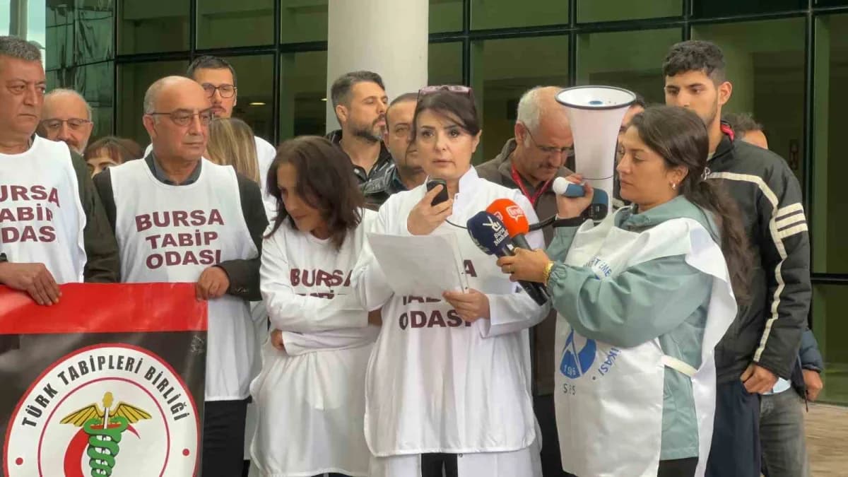 Bursa Tabip Odası’nın çağrısıyla Sağlık meslek örgütleri, Mudanya Devlet Hastanesi’nde görev yapan bir Sağlık çalışanını