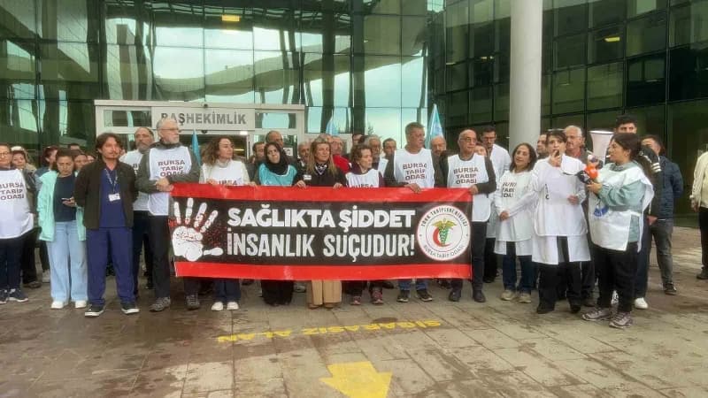 Mudanya Devlet Hastanesi önünde sağlık çalışanlarına yönelik şiddet protestosu yapan sağlık meslek örgütleri üyeleri