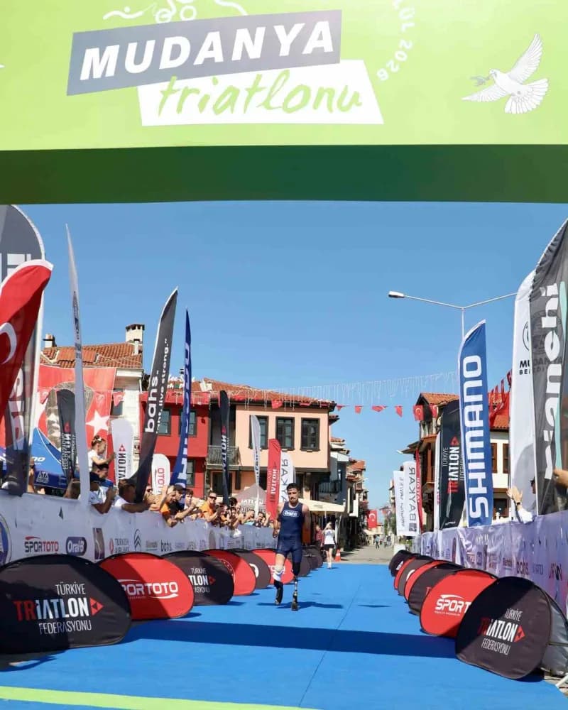 2026 Mudanya Triatlonu Türkiye Kupası Finali’nde mücadele eden Muhammed Ali Aydın, azmi ve spor tutkusu ile organizasyon