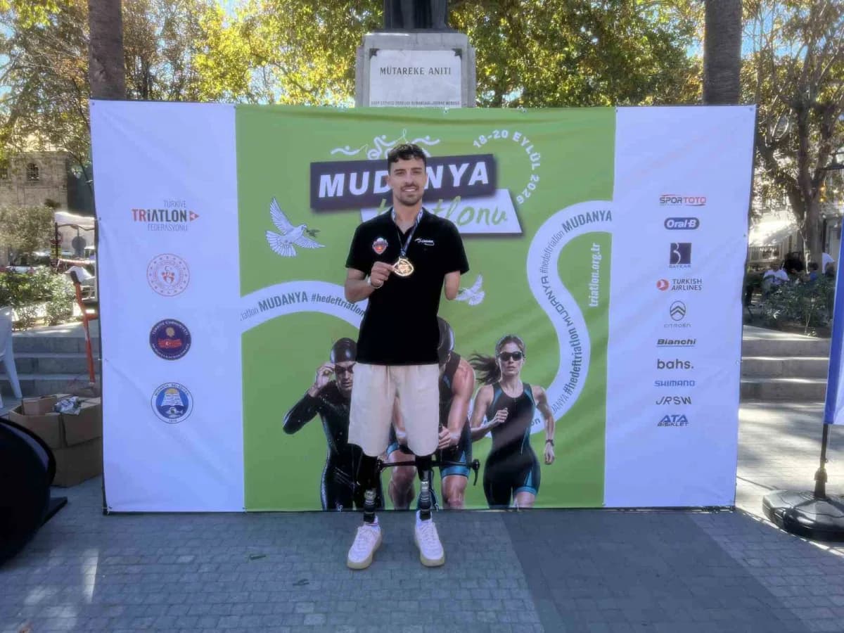 Mudanya Triatlonu Türkiye Kupası Finali’nde yarışan Muhammed Ali Aydın parkurda mücadele ediyor