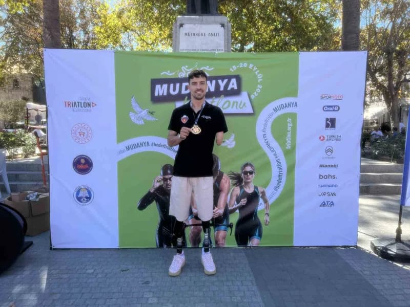 Mudanya Triatlonu Türkiye Kupası Finali’nde yarışan Muhammed Ali Aydın parkurda mücadele ediyor