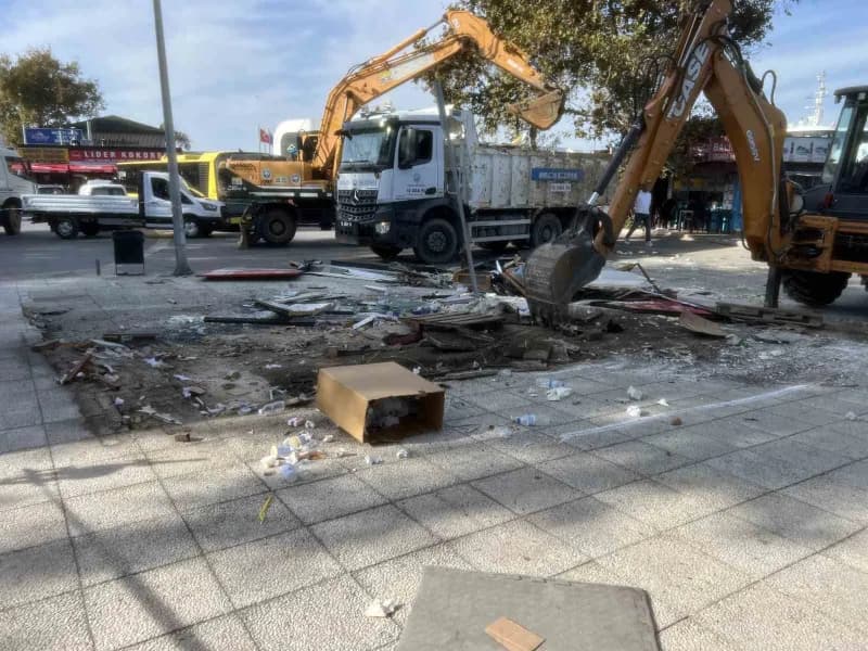 Bursa'da uzun süredir faaliyet gösteren meydandaki büfe, Mudanya Belediyesi tarafından usulsüz kullanım gerekçesiyle yap