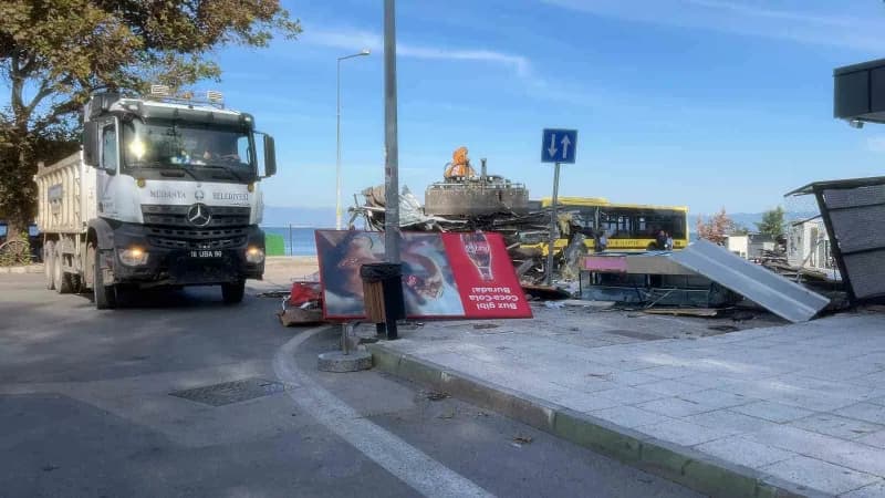 Bursa'da uzun süredir faaliyet gösteren meydandaki büfe, Mudanya Belediyesi tarafından usulsüz kullanım gerekçesiyle yap