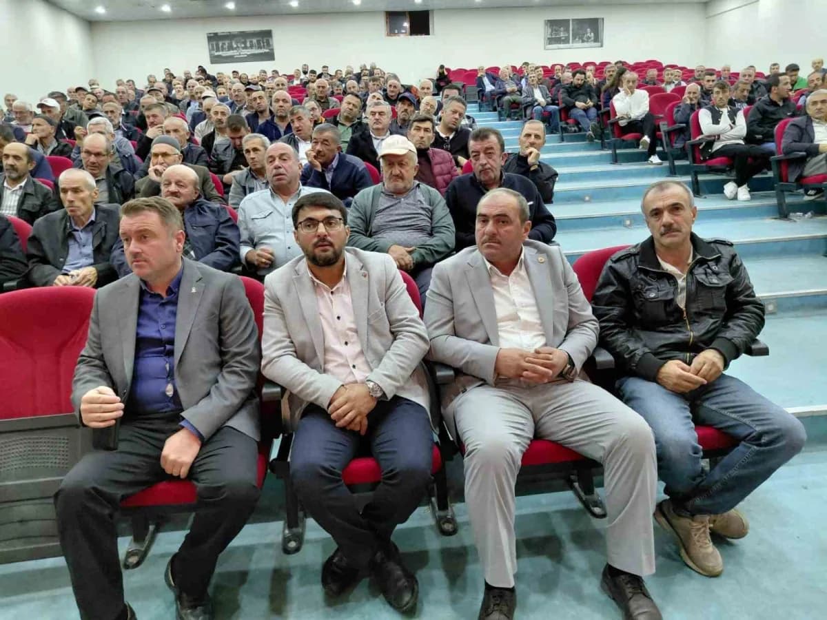 Mudurnu’da kanatlı hayvan yetiştiricilerine biyogüvenlik eğitimi verilirken toplantıdan bir kare