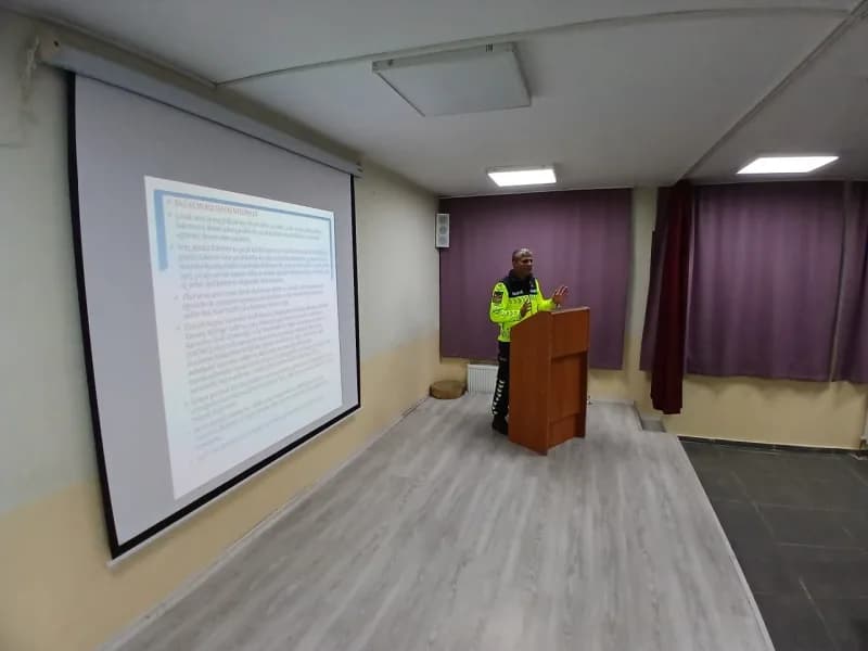 Bolu'nun Mudurnu ilçesinde, öğrencilerin okullarına güvenli ve huzurlu bir şekilde ulaşımlarını sağlamak amacıyla öğrenc