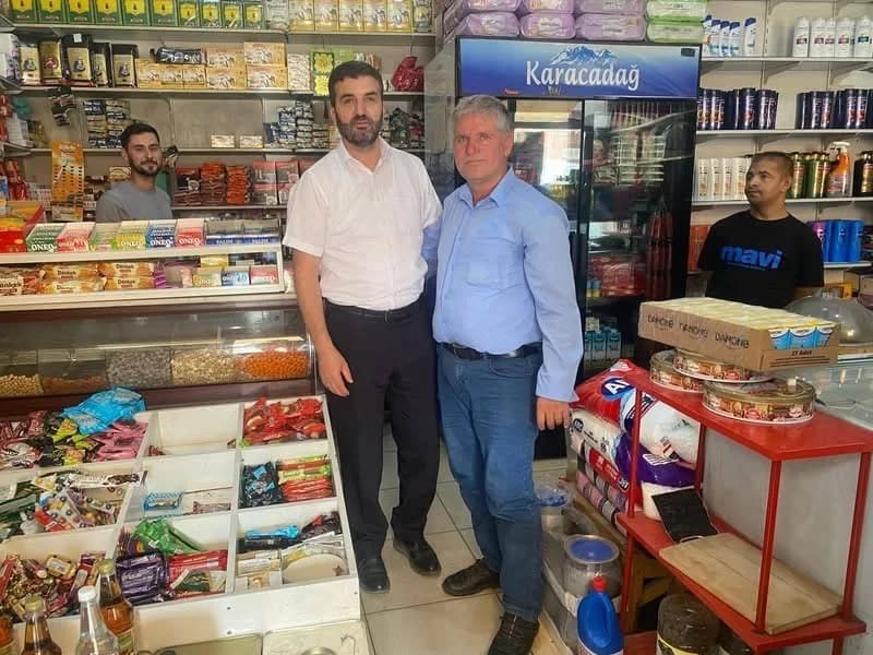 Diyarbakır Çermik İlçe Müftüsü Burhan Kızılarslan ahilik haftası kapsamında esnafı ziyaret ederken