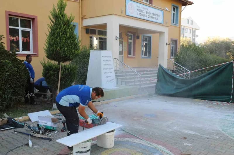 Muğla Menteşe Kötekli Mahallesi Salih Zeki Gür İlk ve Ortaokulu bahçesindeki Atatürk büstü onarım çalışması