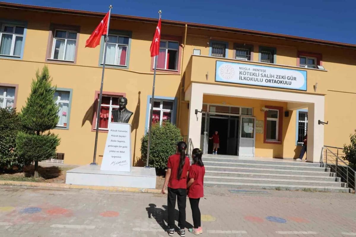 Muğla Büyükşehir’den zarar verilen Atatürk Büstüne hızlı müdahale