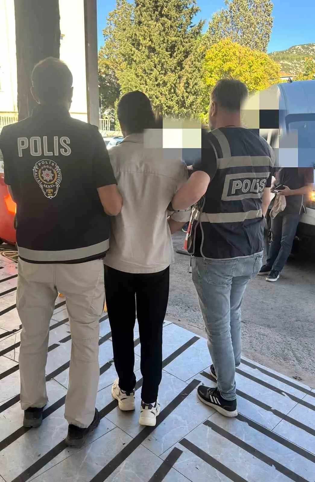 Okulun bahçesindeki Atatürk büstünü söken şahıs yakalandı