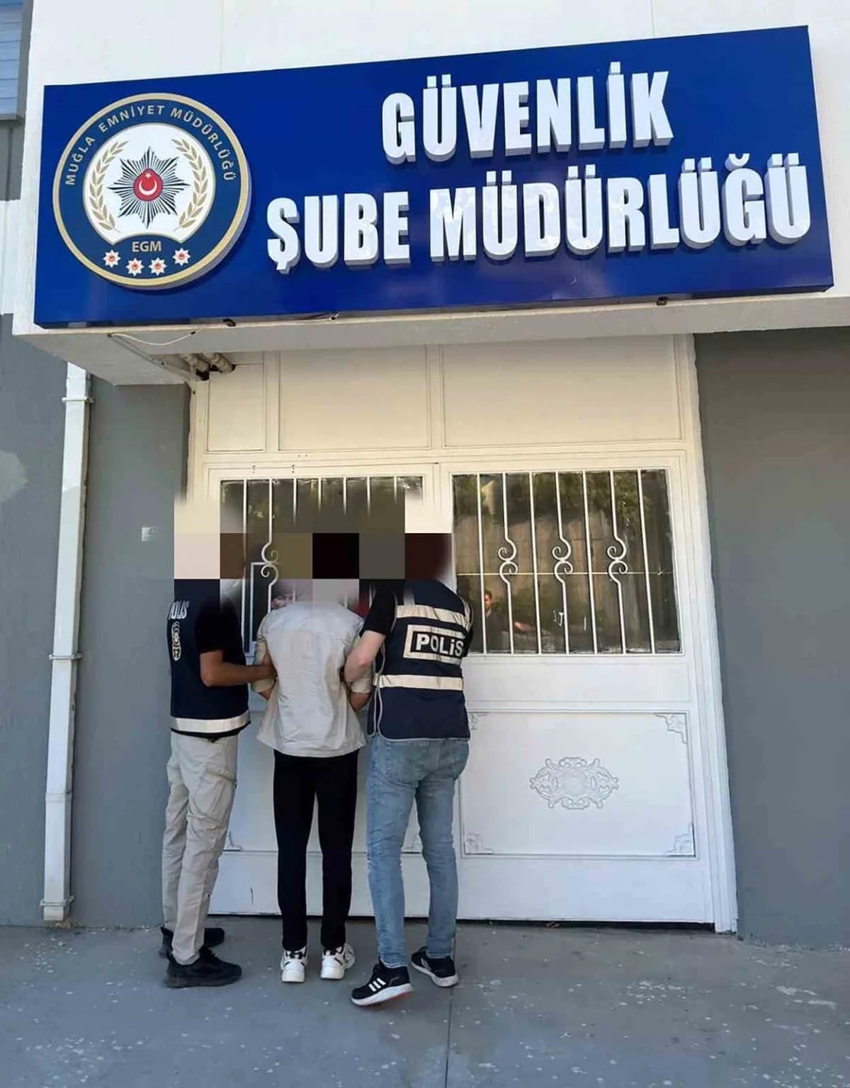 Muğla Menteşe'de okul bahçesindeki Atatürk büstü