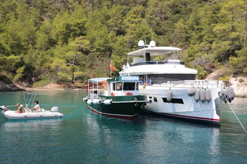 Muğla Büyükşehir Belediyesi, deniz araçlarından kaynaklanan atıkların kontrollü şekilde toplanması amacıyla filosunu 5 y