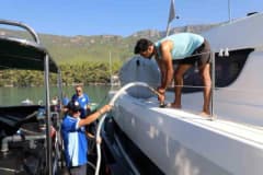Muğla Büyükşehir Belediyesi’nin denizden atık toplama için kullandığı yeni atık alım teknesi Gökova Körfezi’nde görev ya