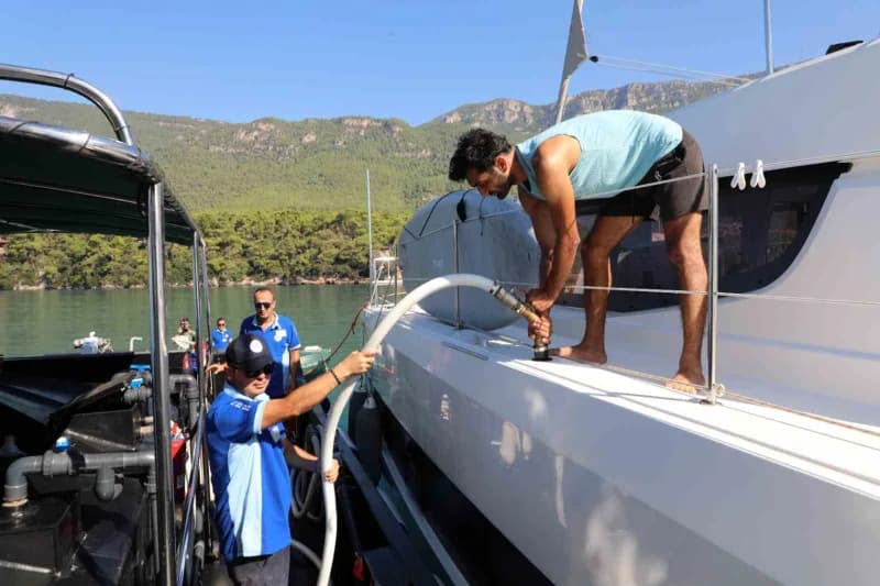 Muğla Büyükşehir Belediyesi’nin denizden atık toplama için kullandığı yeni atık alım teknesi Gökova Körfezi’nde görev ya