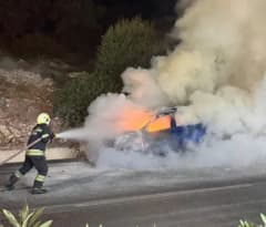 Muğla Bodrum'da alev alan otomobilin itfaiye ekipleri tarafından söndürülmesi