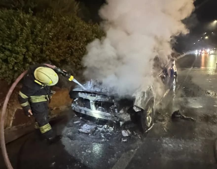 Alev alan otomobil kullanılamaz hale geldi