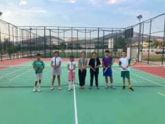 Muğla’da çocuklar ve gençler tenis antrenmanı yaparken spor tesisinde eğitim alıyor
