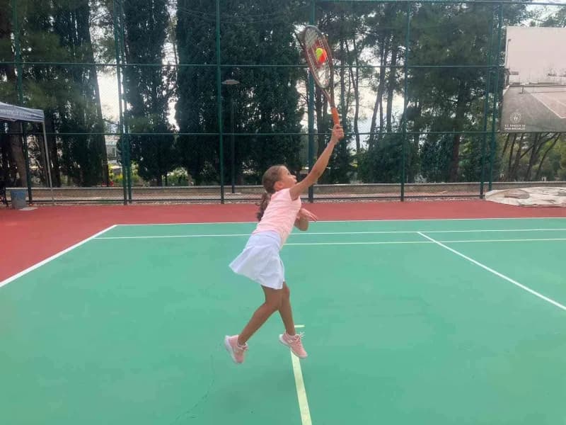 Muğla’da okul çıkışı tenis zamanı: çocuklar ve gençler sporla buluşuyor