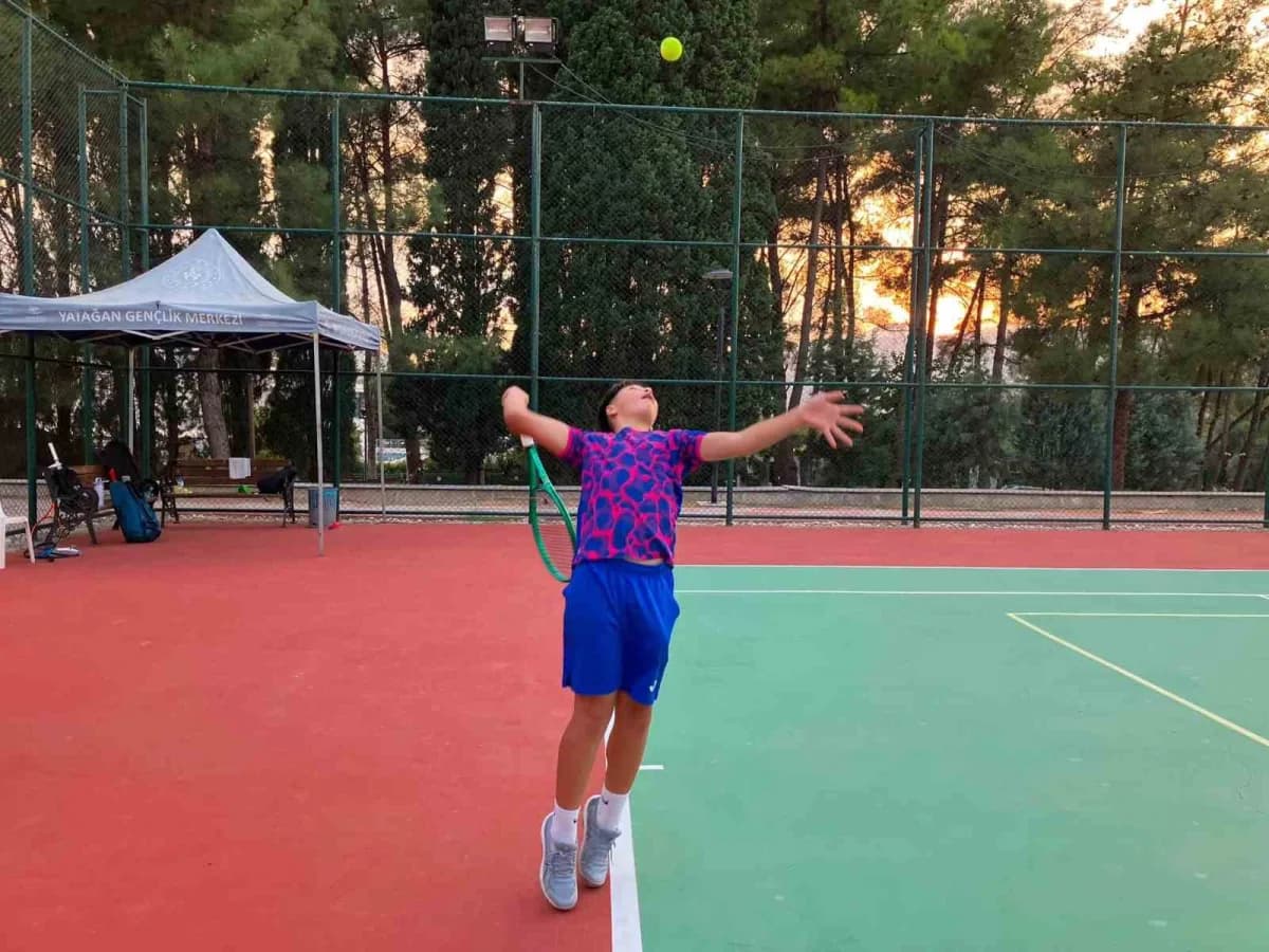 Muğla’da okul çıkışı tenis zamanı: çocuklar ve gençler sporla buluşuyor
