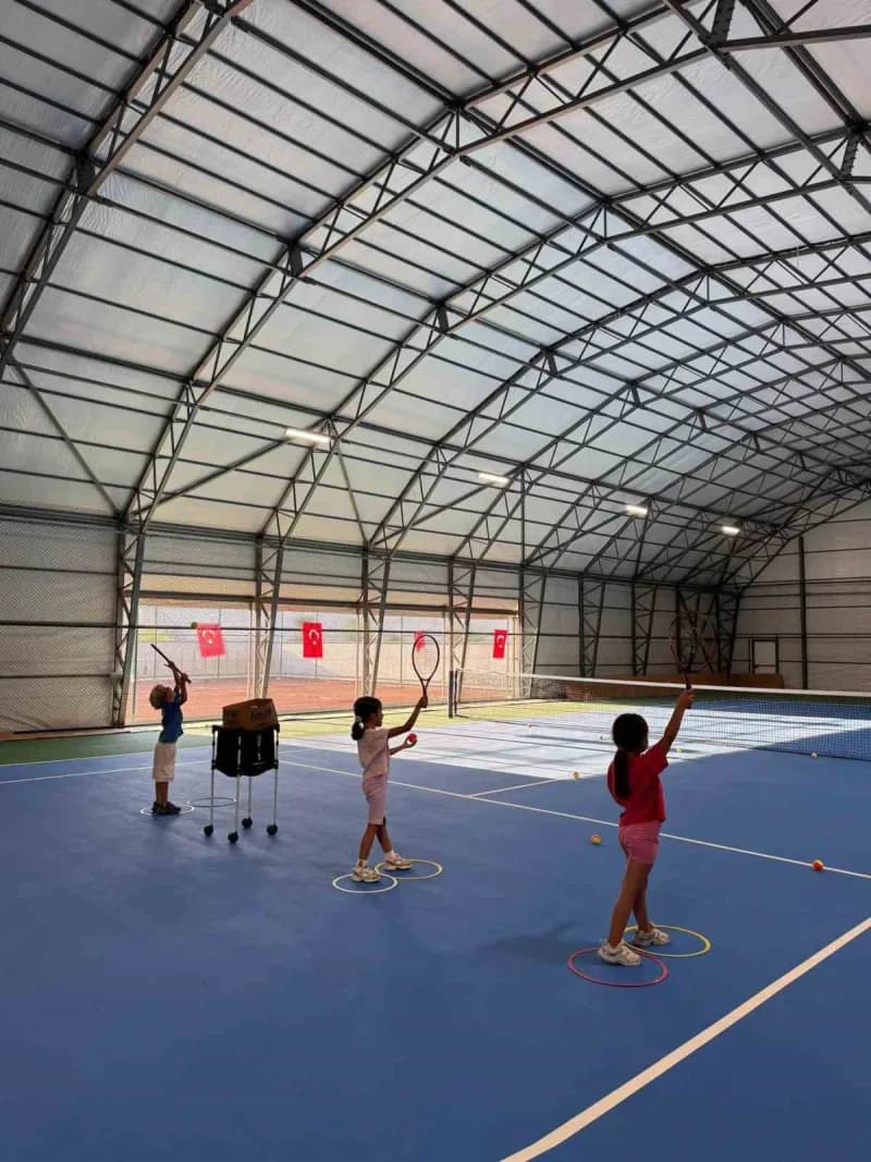 Muğla’da okul çıkışı tenis zamanı: çocuklar ve gençler sporla buluşuyor