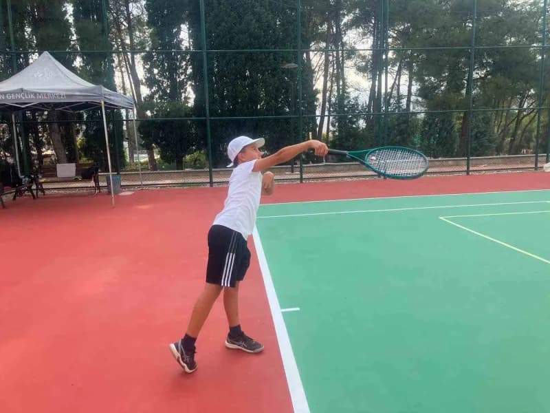 Muğla’da okul çıkışı tenis zamanı: çocuklar ve gençler sporla buluşuyor