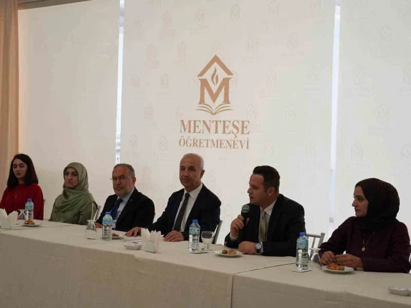 Muğla Öğretmenevi’nde düzenlenen milli şuur ve birlik toplantısından katılımcılar