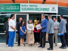 Muğla Uluslararası Gençlik Merkezi’nde Vali Yardımcısı Halil Serdar Cehveroğlu gençlerle bir arada