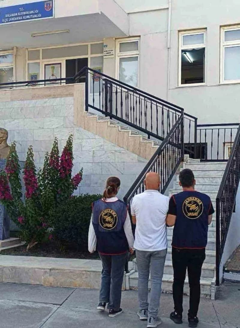 Muğla İl Jandarma Komutanlığı ekipleri denetim sırasında araç ve şahıs kontrolü yapıyor