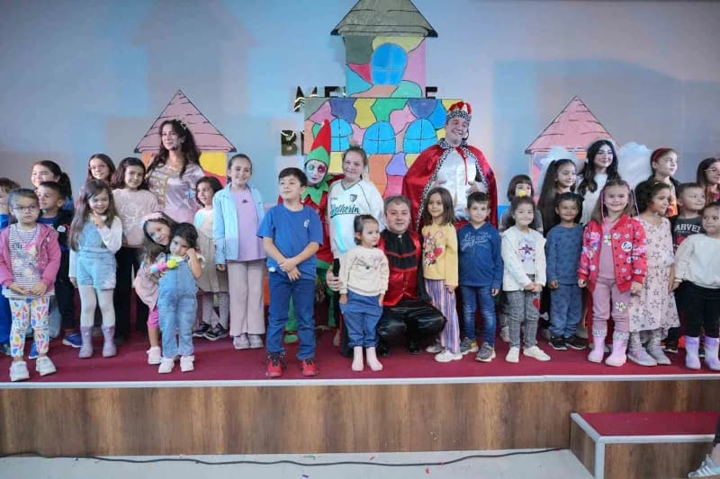 Muğla Kültür ve Sanat Şenliği’nde çocuklar sihirbazlık gösterisi ve uçurtma atölyesi etkinliklerinde eğleniyor