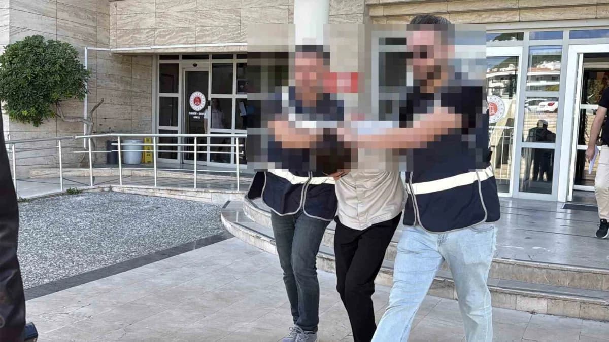 Muğla Menteşe ilçesinde okul bahçesindeki Atatürk büstü