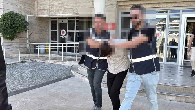 Muğla Menteşe ilçesinde okul bahçesindeki Atatürk büstü