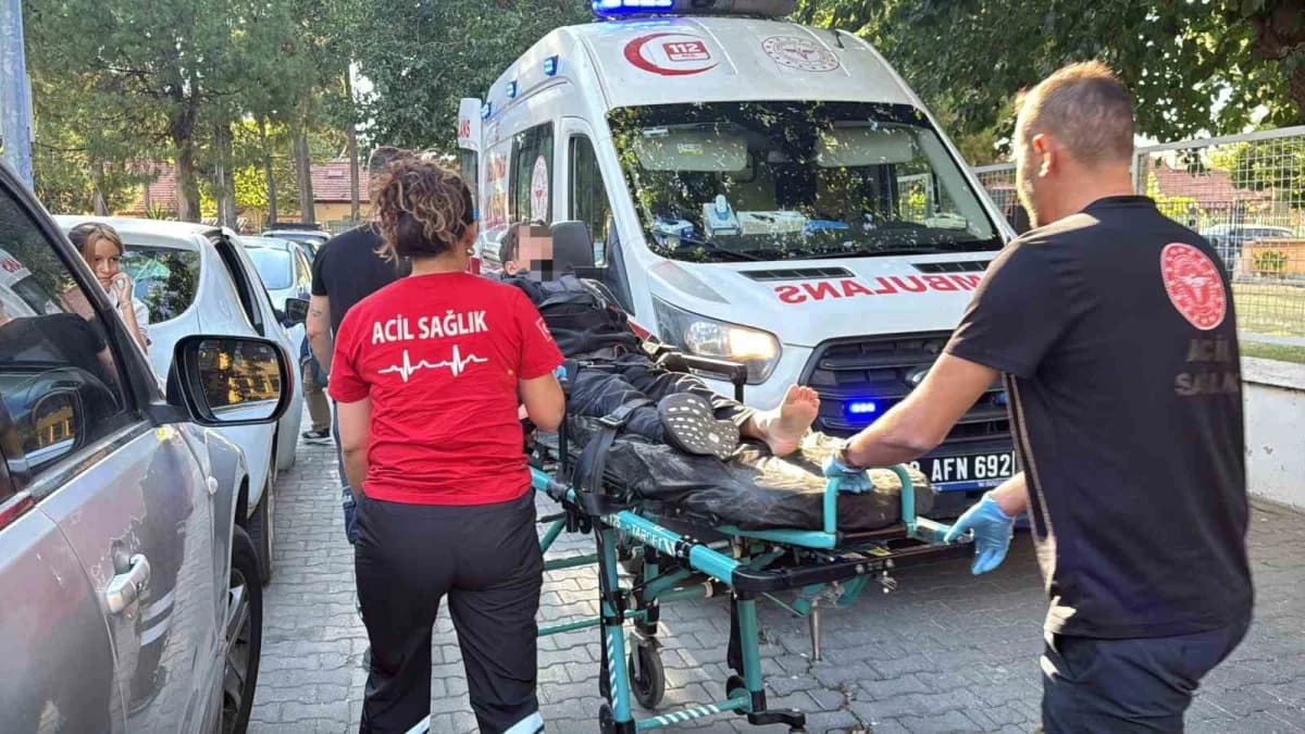 Muğla’nın Menteşe ilçesinde okul çıkışında evine gitmek üzere yürüyen ortaokul öğrencisi, bir otomobilin ayağının üzerin